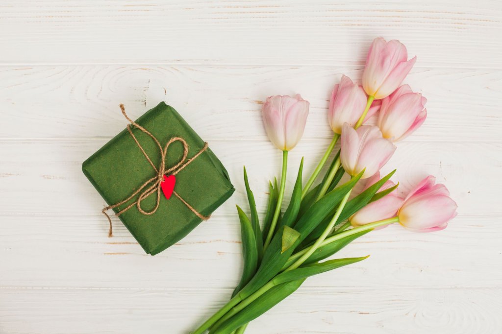 flowers-gift-box-white-wooden-table.jpg flowers-gift-box-white-wooden-table.jpg