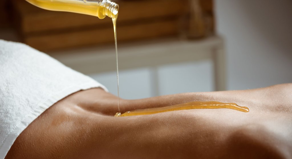 honey-pouring-woman-s-naked-back-spa-salon (1).jpg honey-pouring-woman-s-naked-back-spa-salon (1).jpg