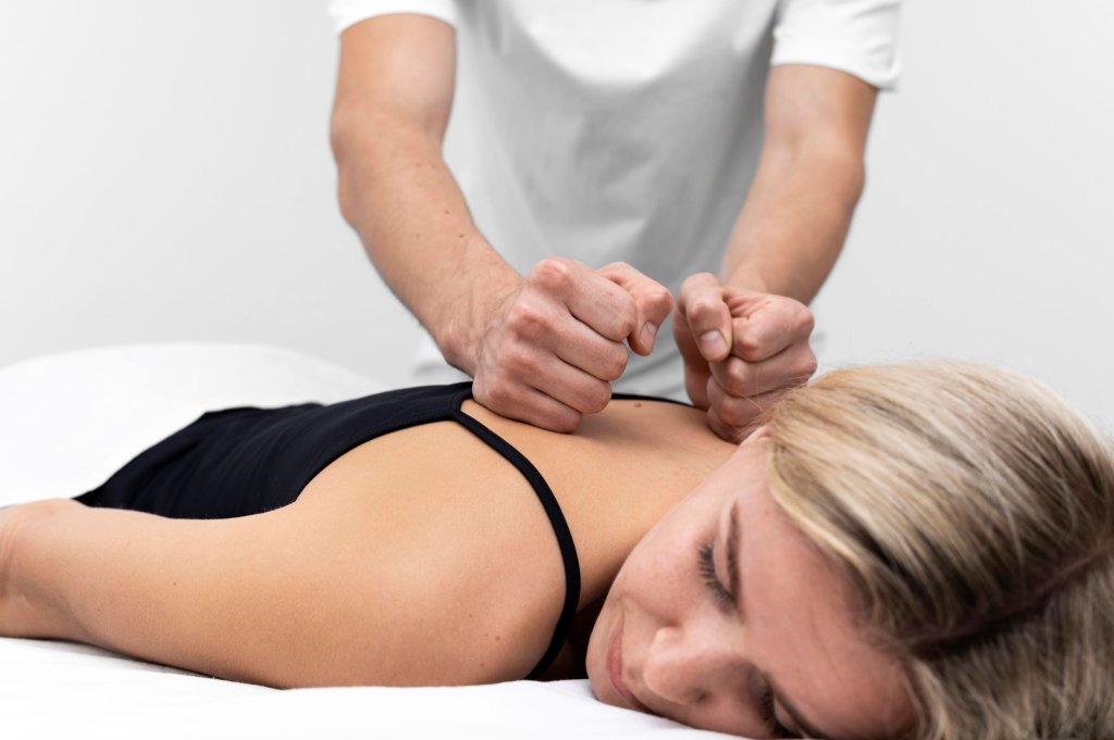 physiotherapist-performing-back-massage-woman.jpg physiotherapist-performing-back-massage-woman.jpg