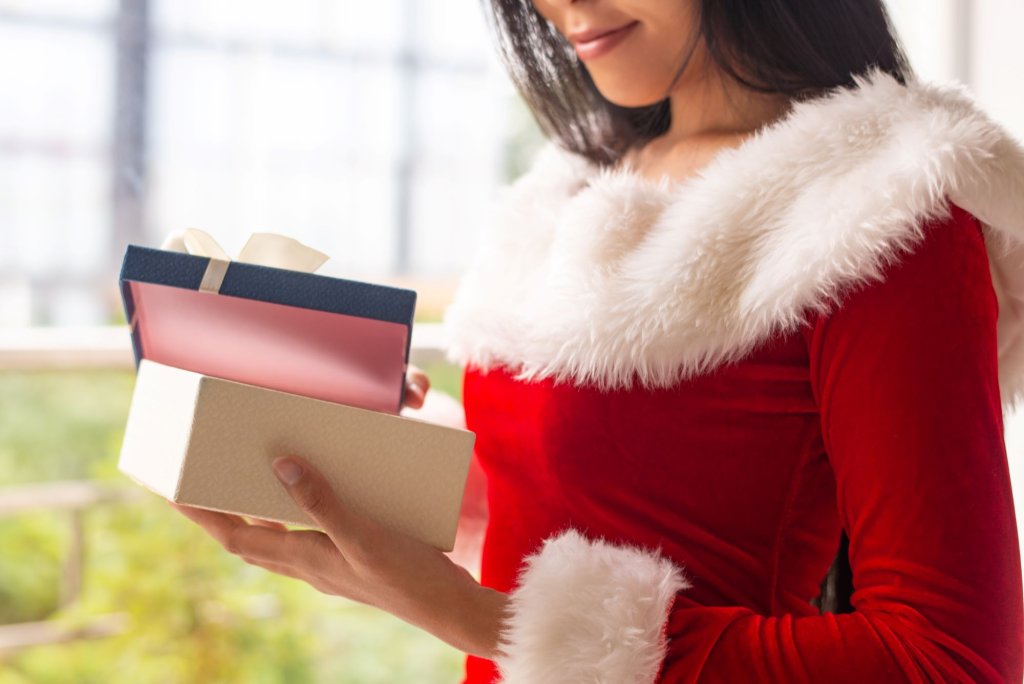 smiling-xmas-girl-unwrapping-blue-gift-box.jpg smiling-xmas-girl-unwrapping-blue-gift-box.jpg