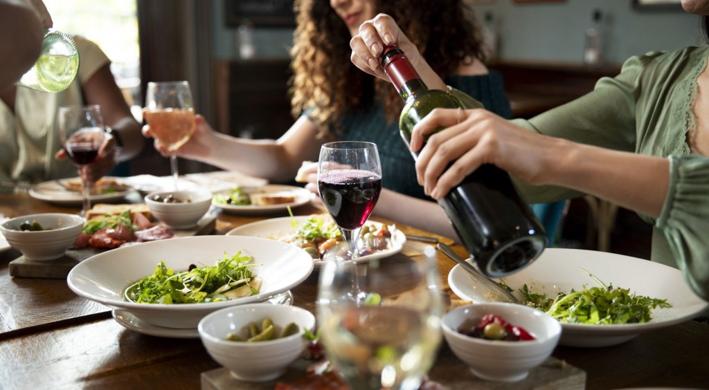 close-up-happy-friends-dining-out2.jpg close-up-happy-friends-dining-out2.jpg