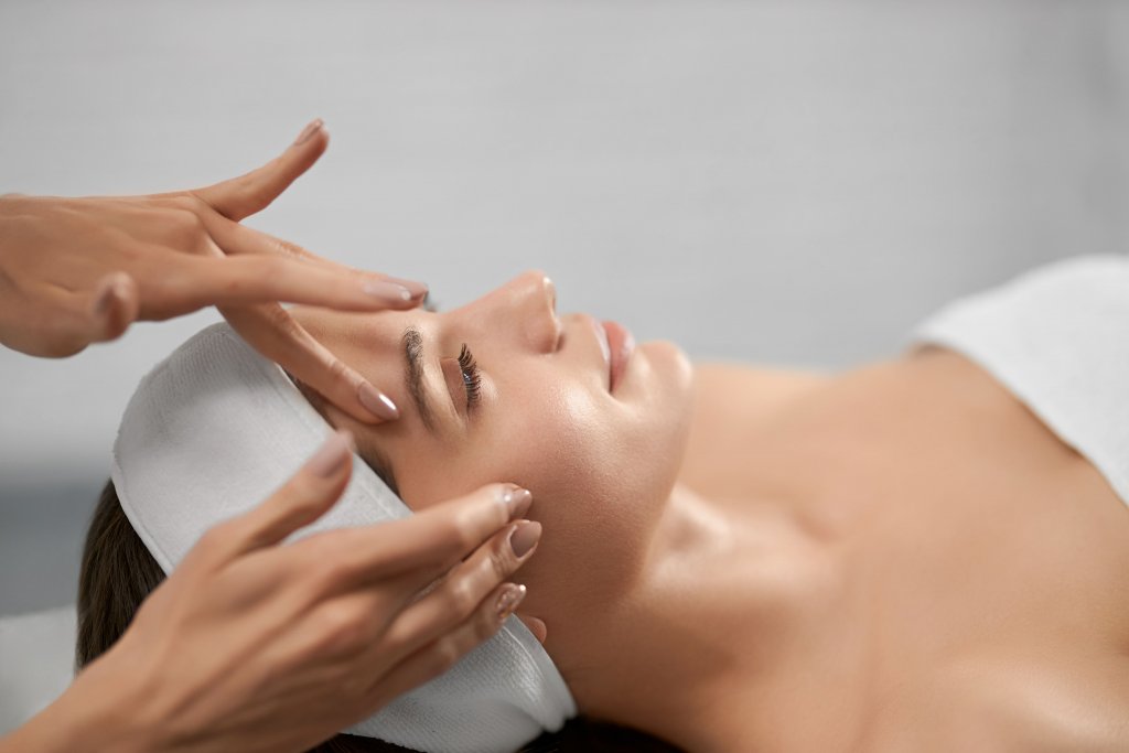 smiling-young-woman-on-procedure-for-face.jpg smiling-young-woman-on-procedure-for-face.jpg
