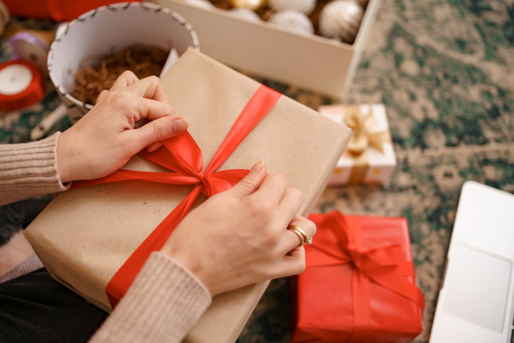 close-up-female-hands-tying-a-red-ribbon-bow-on-a-craft-gift-box.jpg close-up-female-hands-tying-a-red-ribbon-bow-on-a-craft-gift-box.jpg
