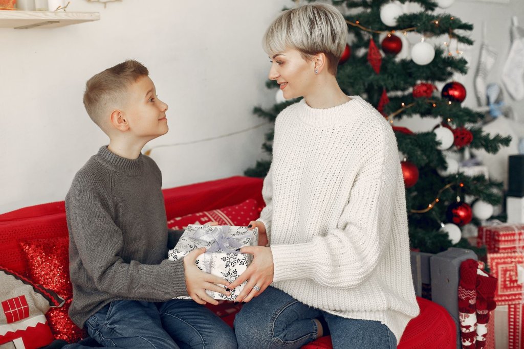 beautiful-mother-white-sweater-family-christmas-decorations-little-boy-room.jpg beautiful-mother-white-sweater-family-christmas-decorations-little-boy-room.jpg