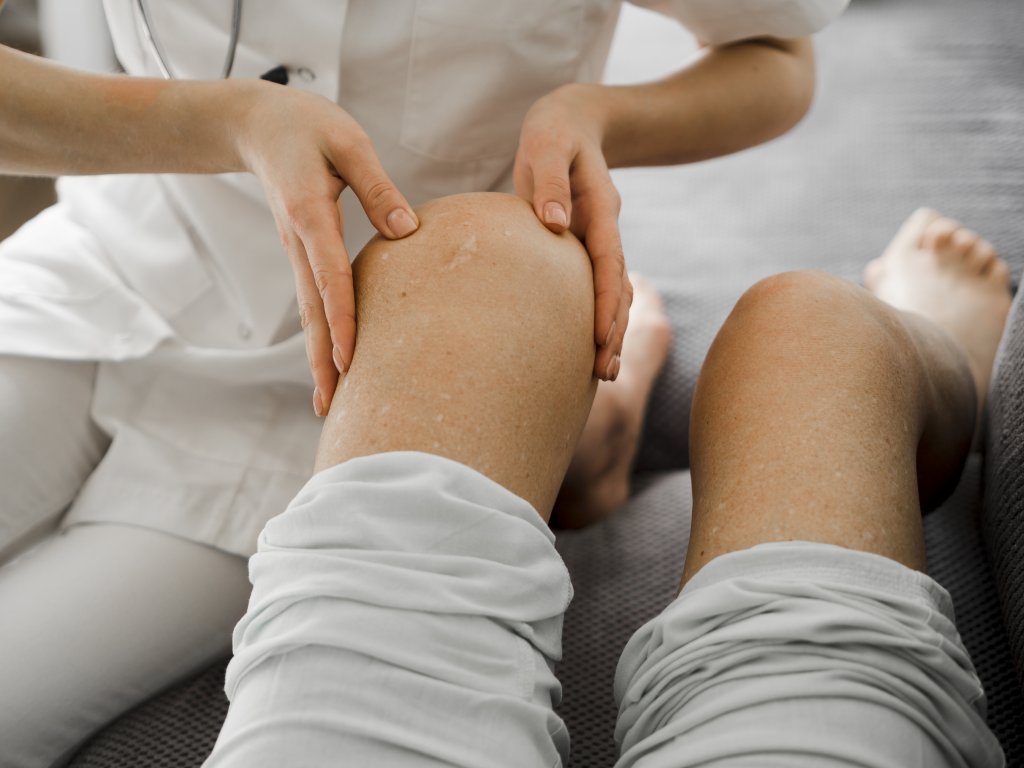 close-up-doctor-examines-patient.jpg close-up-doctor-examines-patient.jpg