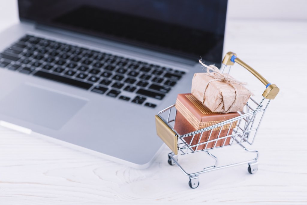 подарок клиенту на Новый год small-grocery-cart-with-gift-boxes-laptop-min.jpg