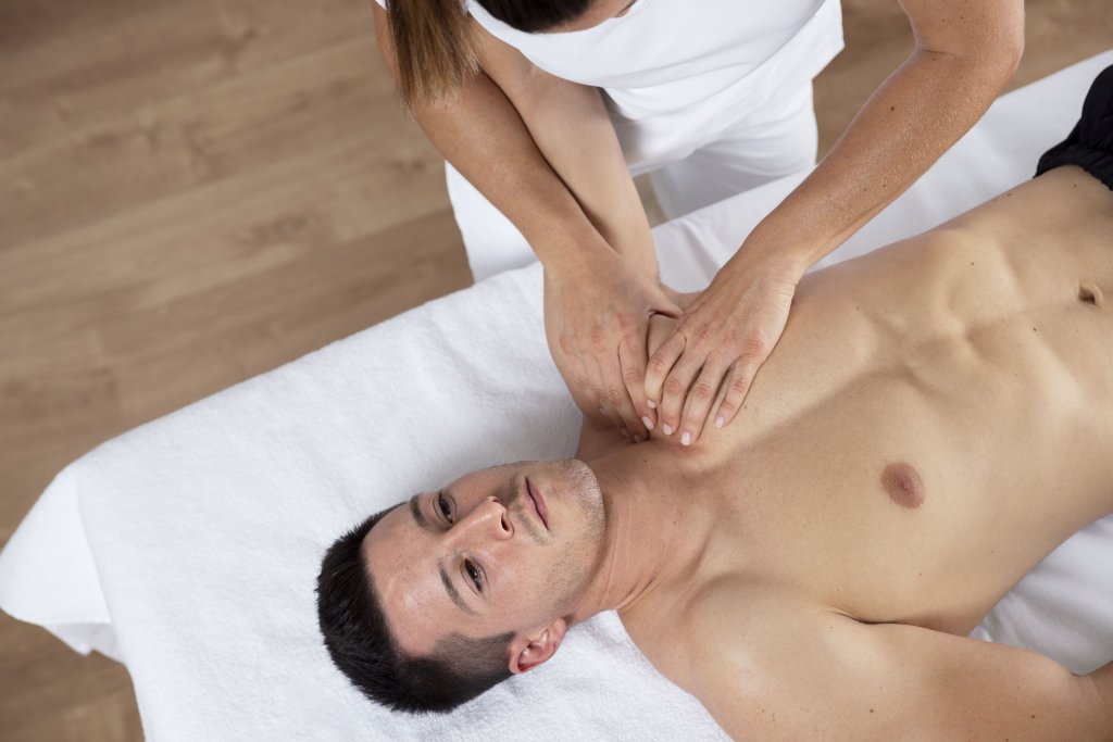 physiotherapist-performing-therapeutic-massage-on-male-client.jpg physiotherapist-performing-therapeutic-massage-on-male-client.jpg