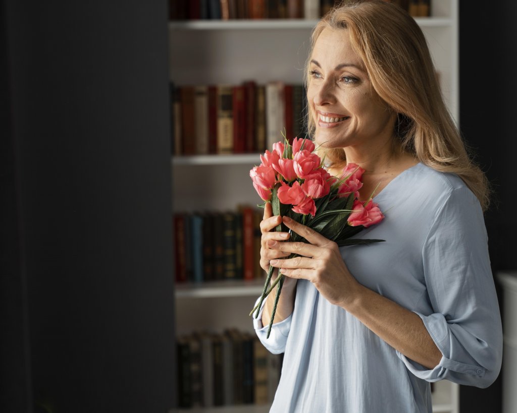 mid-shot-woman-counselor-holding-flowers-bouquet.jpg mid-shot-woman-counselor-holding-flowers-bouquet.jpg