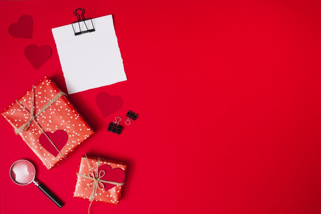 paper-near-present-boxes-with-ornament-hearts-clips-and-magnifier.jpg paper-near-present-boxes-with-ornament-hearts-clips-and-magnifier.jpg